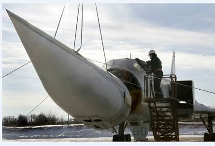 À Poltava (aujourd'hui fermée en tant que base aérienne militaire), un ouvrier découpe le nez du dernier Tupolev-22M3 d'Ukraine, l'avion stratégique fabriqué sous l'ère soviétique et capable d'emporter des armes nucléaires (27 janvier 2006). Crédit photo = AFP Photo/Sergei Supinsky