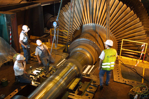 Maintenance d'une turbine nucléaire. Photo : ALSTOM Alstom : Maintenance of a nuclear power turbine. Photo : Alstom