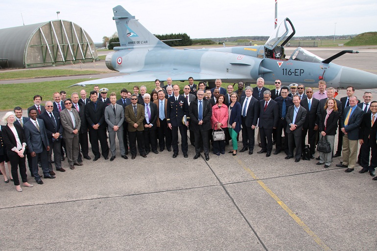 Les participants posent avec le commandant de la base devant un Mirage 2000-5F, base aérienne de Luxeuil, jeudi 16 avril 2015. Crédit : base aérienne 116
